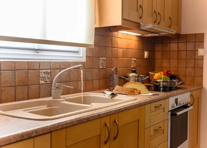 Madalena's Summer House Адамас